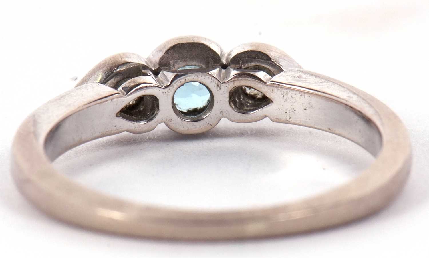 An 18ct white gold diamond and aquamarine ring, the central round aquamarine set to either side with - Image 5 of 10