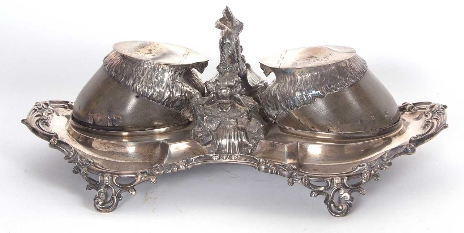 Fine Victorian double bottle ink stand. Featuring two naturalistically engraved and plain hinged lid - Image 3 of 15