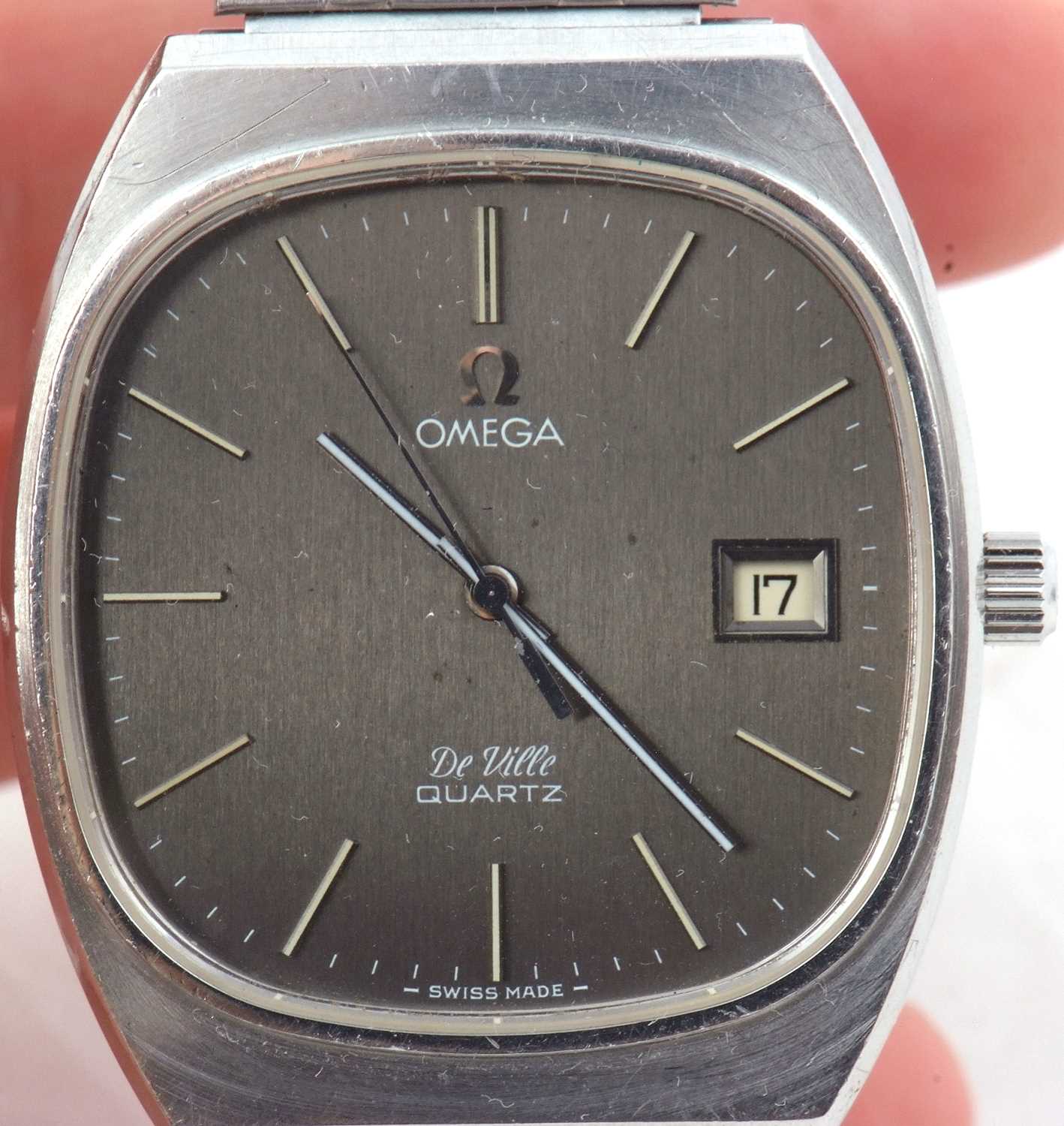 An Omega De Ville quartz wristwatch, the watch has a stainless steel case and bracelet, the dial has - Image 2 of 6