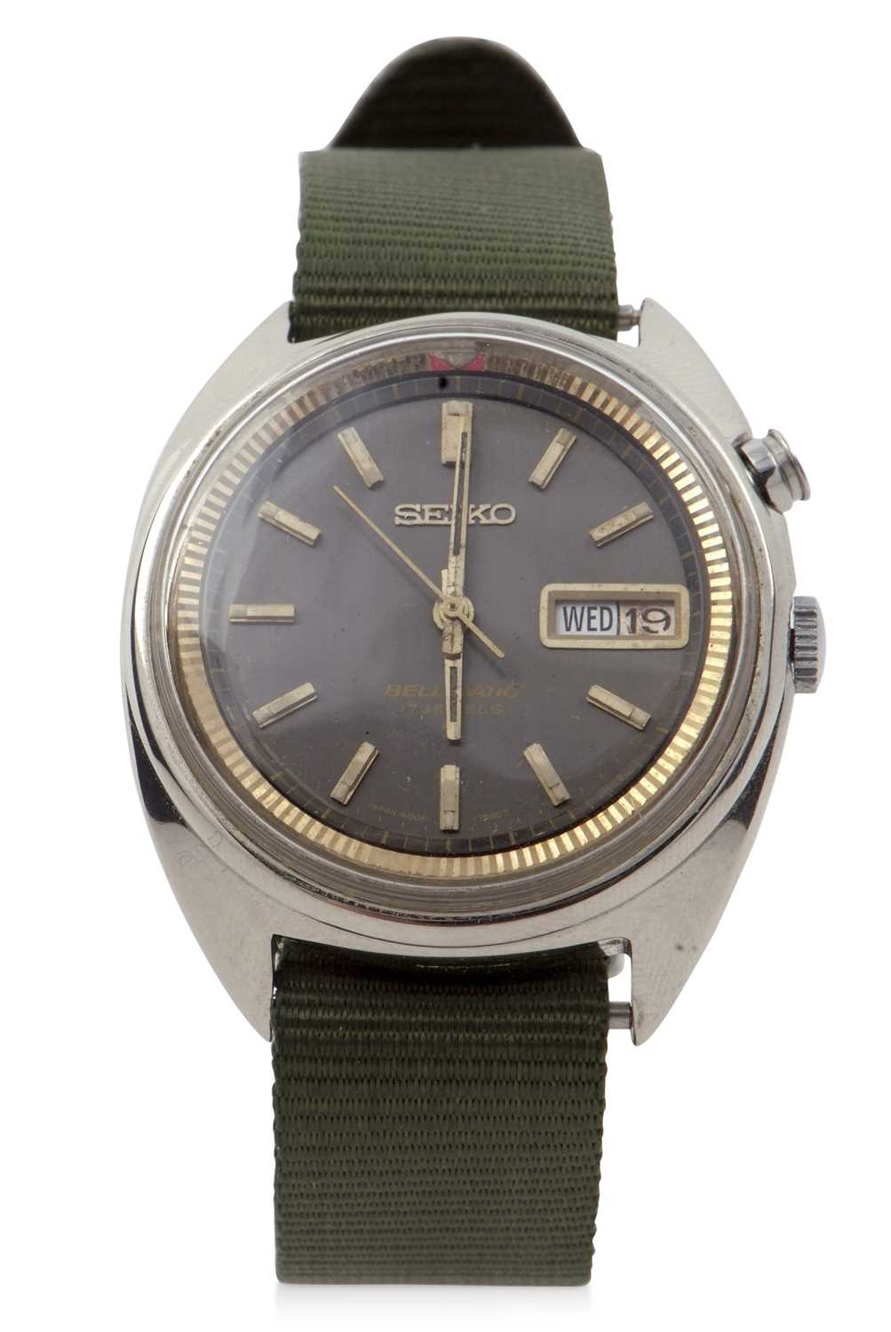A vintage Seiko Bellmatic 4005-7000, the watch has a stainless steel case with black dial and gold