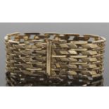 14ct jarretiere/cuff bracelet, with lightly textured brick style links, with enclosed clasp and
