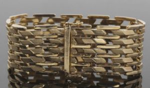 14ct jarretiere/cuff bracelet, with lightly textured brick style links, with enclosed clasp and