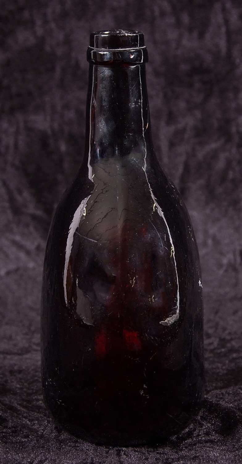 Late 17th or early 18th Century amber glass wine bottle - Image 4 of 5