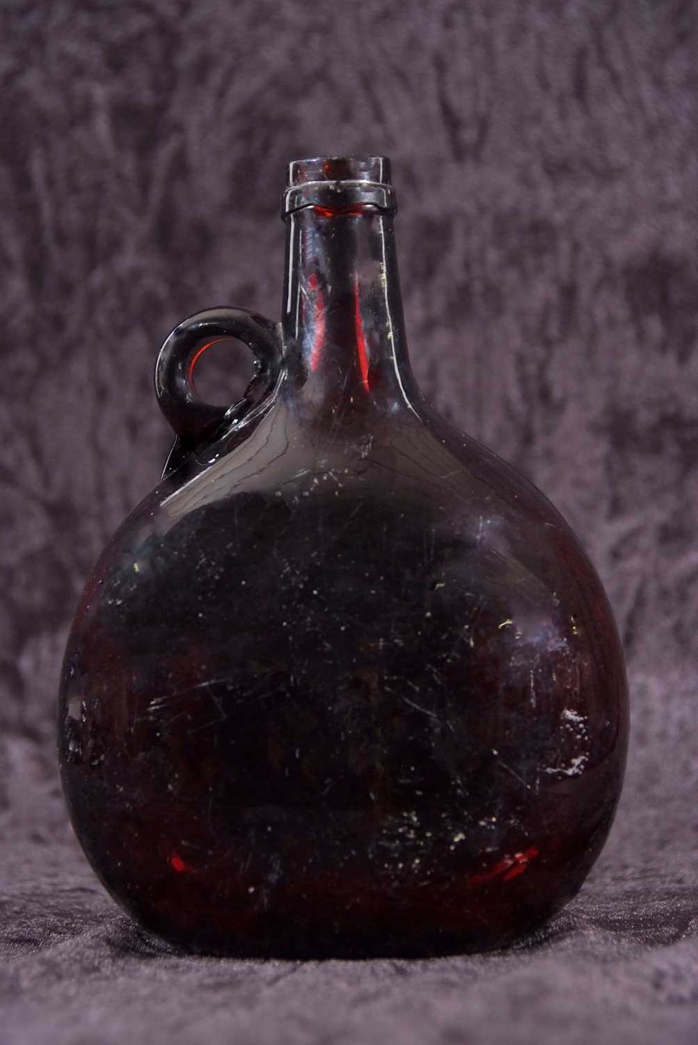 Late 17th or early 18th Century amber glass wine bottle - Image 2 of 5