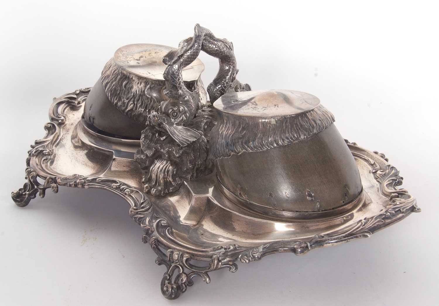 Fine Victorian double bottle ink stand. Featuring two naturalistically engraved and plain hinged lid - Image 5 of 15