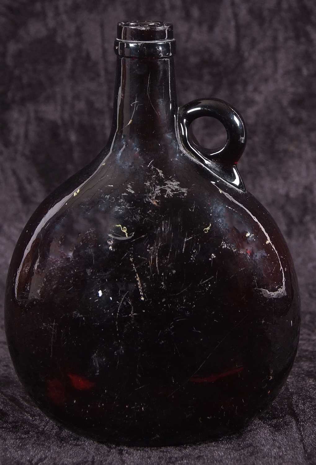 Late 17th or early 18th Century amber glass wine bottle - Image 3 of 5