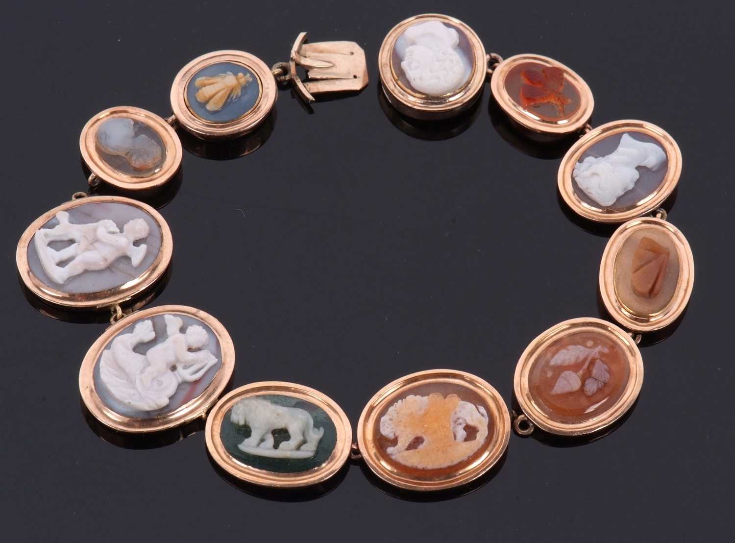 A hardstone cameo bracelet, set with oval hardstones carved with cherubs, animals, insects, portrait - Image 7 of 27