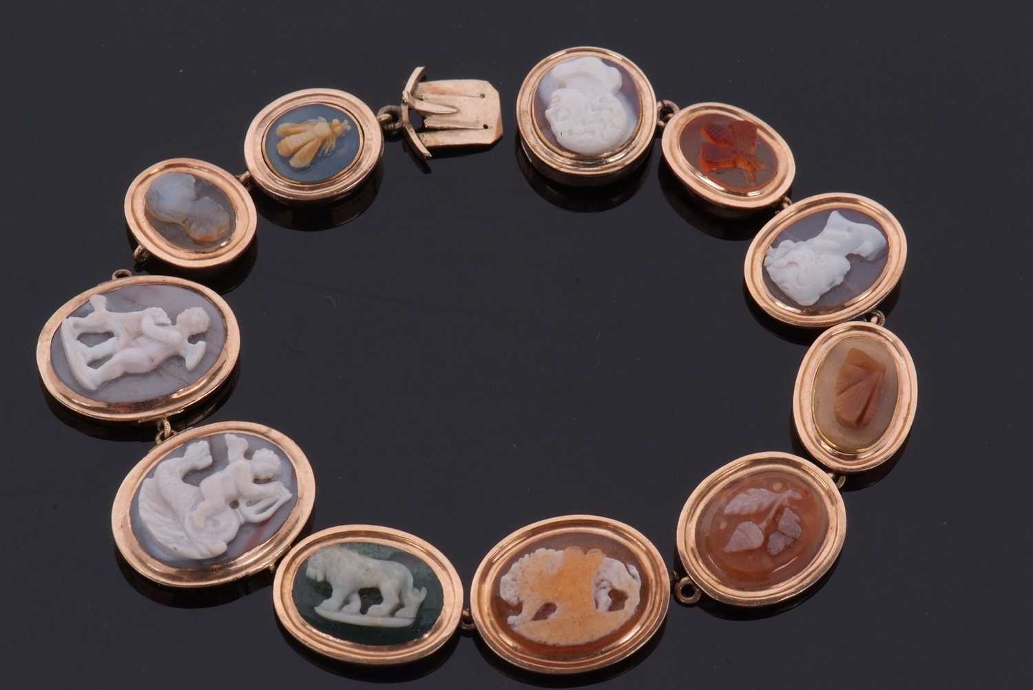 A hardstone cameo bracelet, set with oval hardstones carved with cherubs, animals, insects, portrait - Image 3 of 27