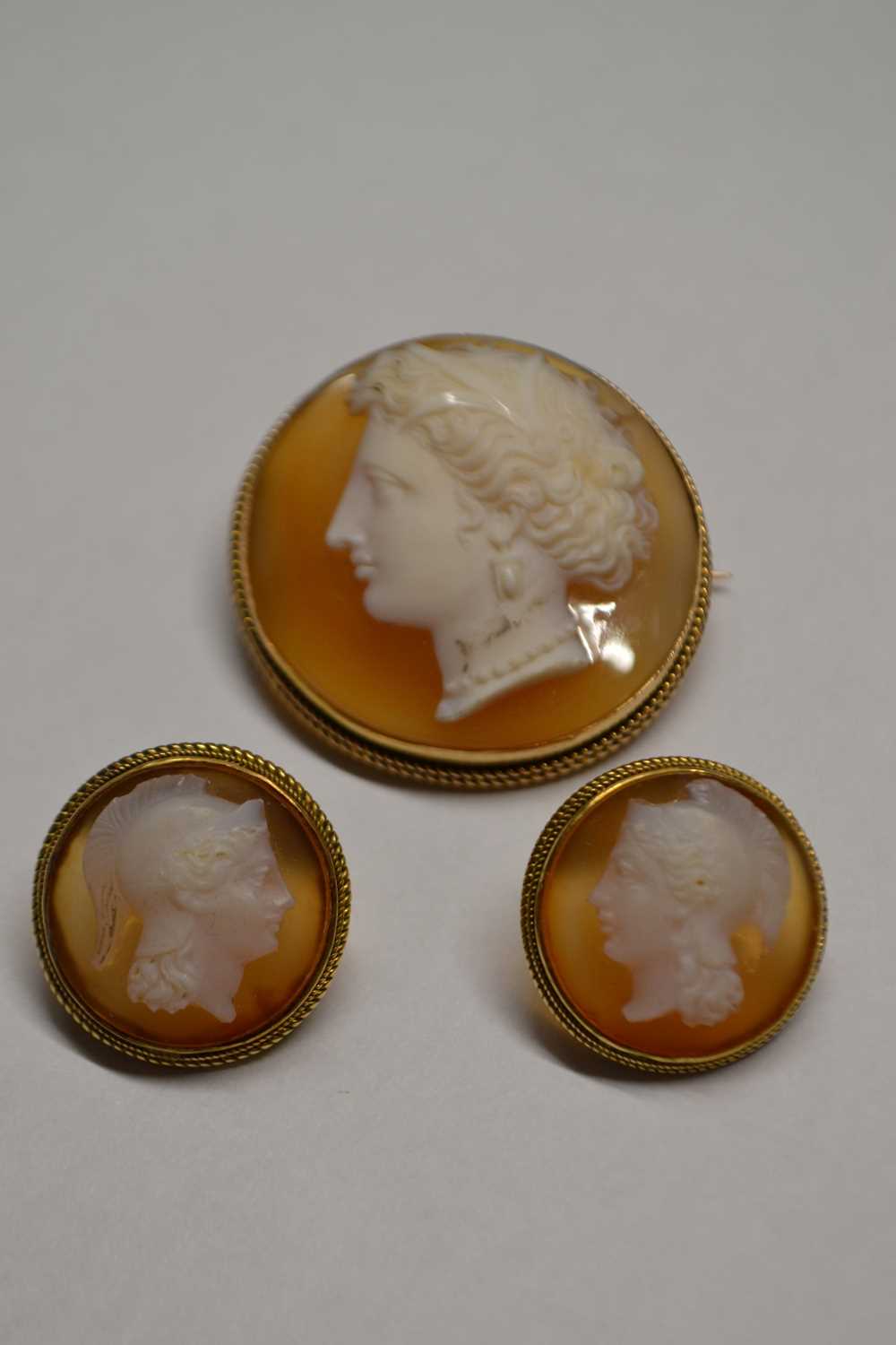 A hardstone carved cameo and earrings, the round hardstone cameo of a lady, with delicately curled - Image 7 of 10