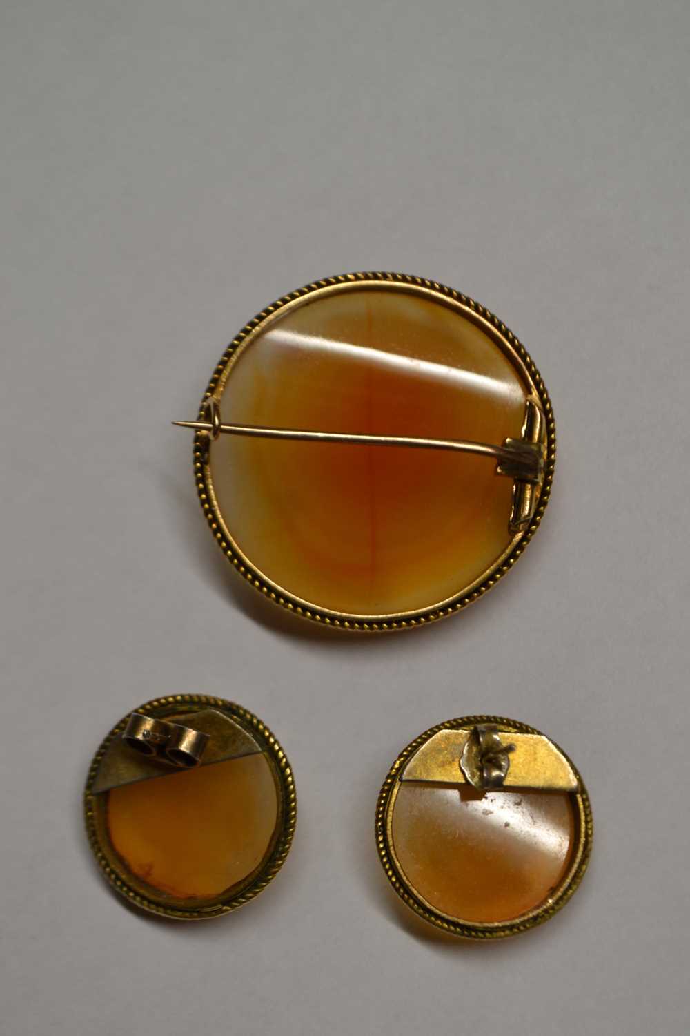 A hardstone carved cameo and earrings, the round hardstone cameo of a lady, with delicately curled - Image 10 of 10