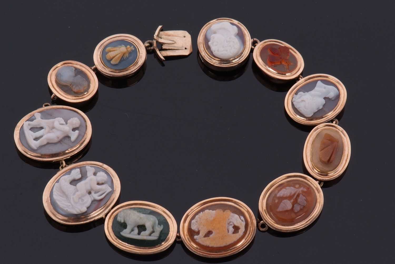 A hardstone cameo bracelet, set with oval hardstones carved with cherubs, animals, insects, portrait - Image 12 of 27