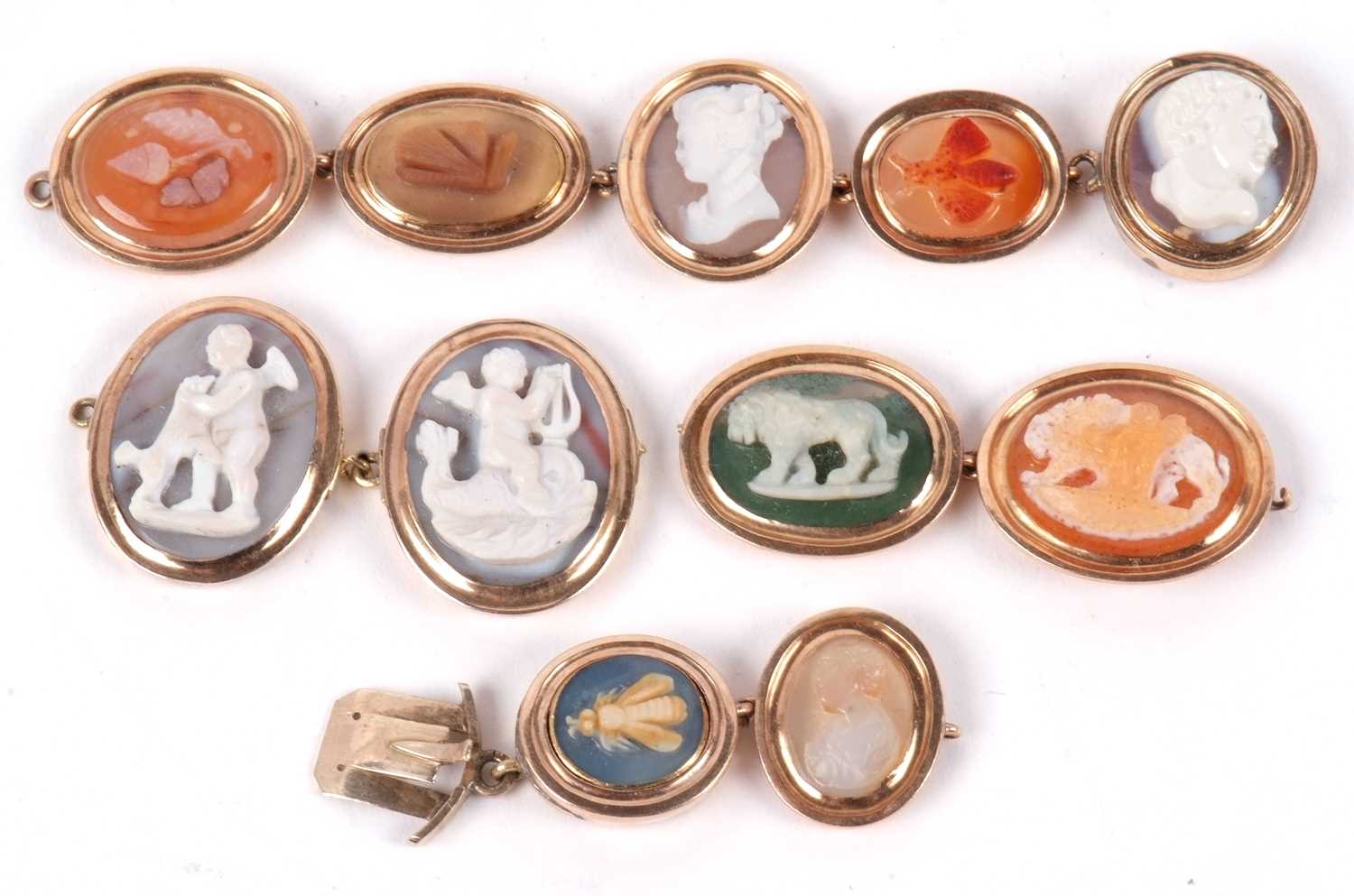 A hardstone cameo bracelet, set with oval hardstones carved with cherubs, animals, insects, portrait - Image 22 of 27