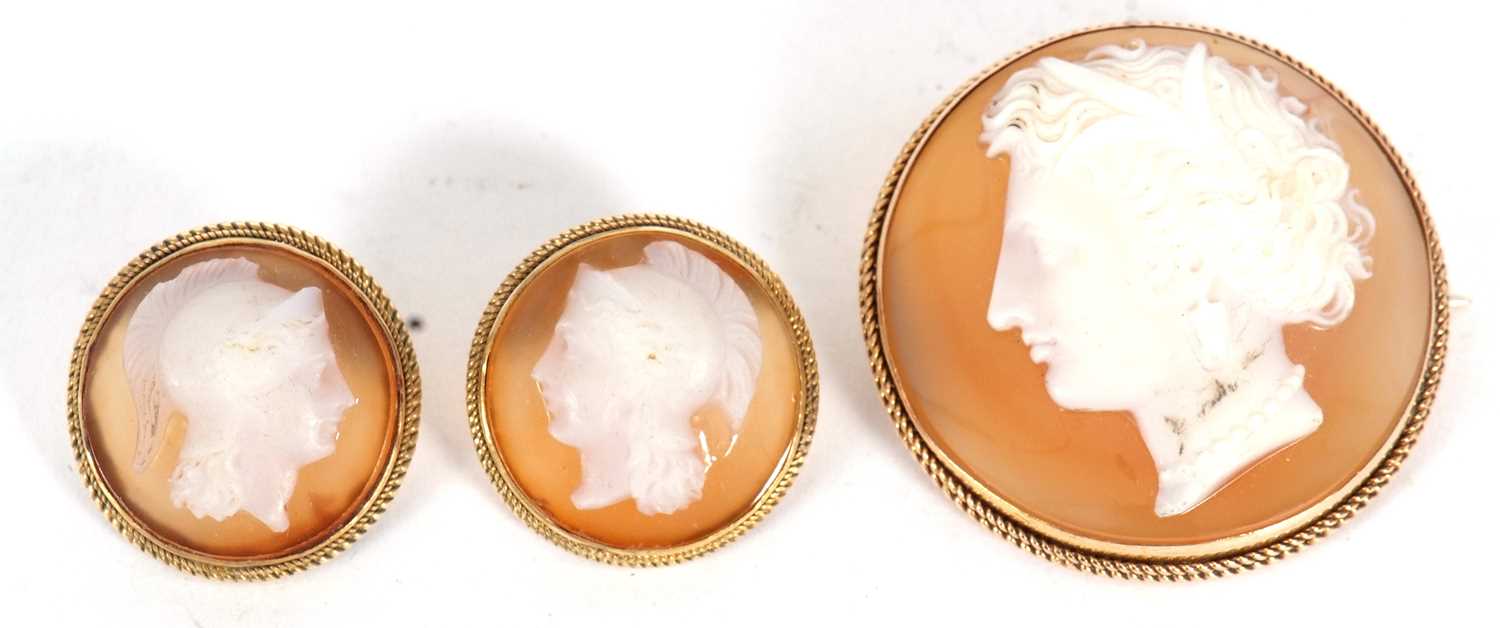 A hardstone carved cameo and earrings, the round hardstone cameo of a lady, with delicately curled - Image 6 of 10