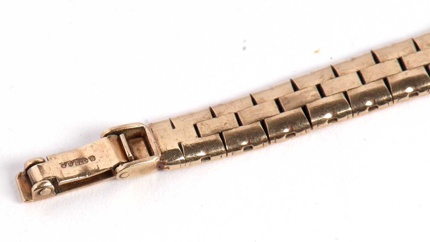 A 9ct gold ladies Accurist wristwatch, the watch has a 21 jewel manually crown wound movement, 375 - Image 6 of 6