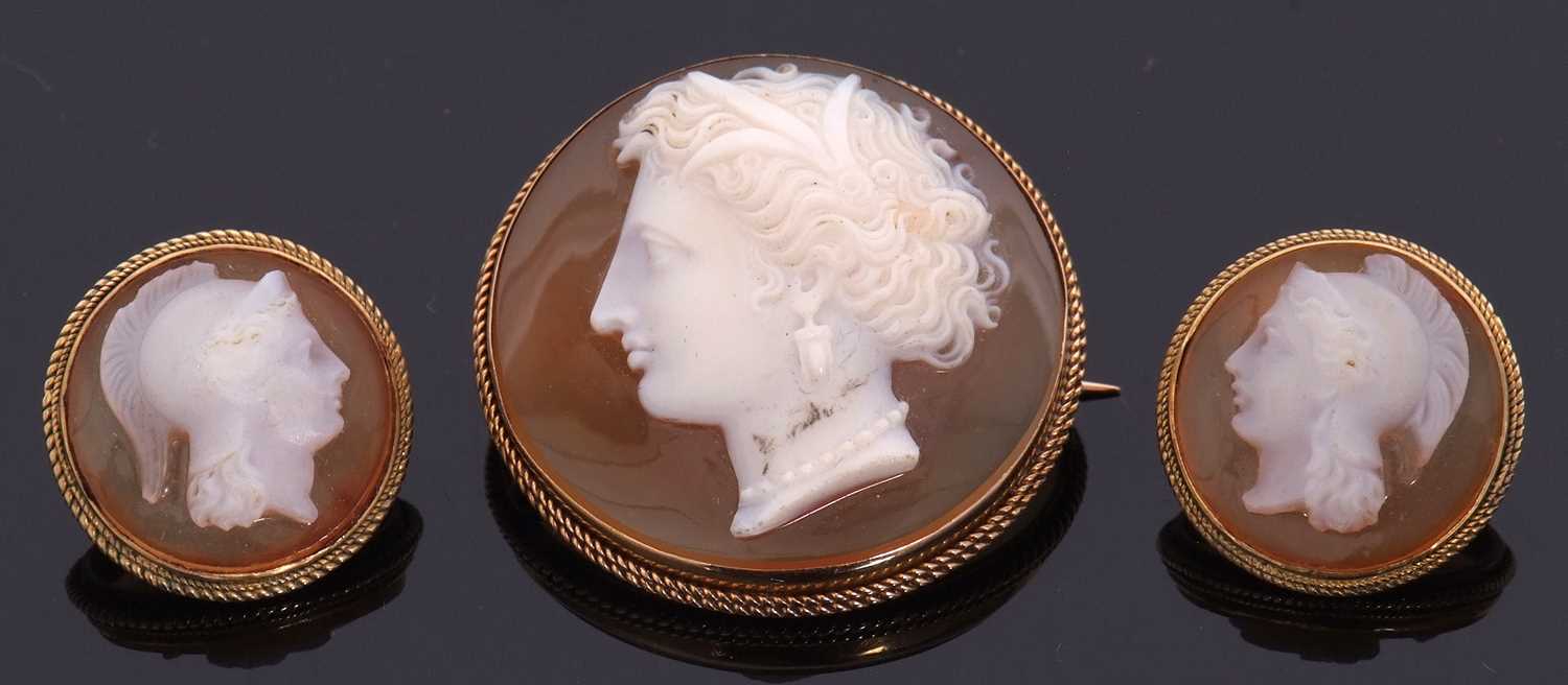 A hardstone carved cameo and earrings, the round hardstone cameo of a lady, with delicately curled - Image 3 of 10