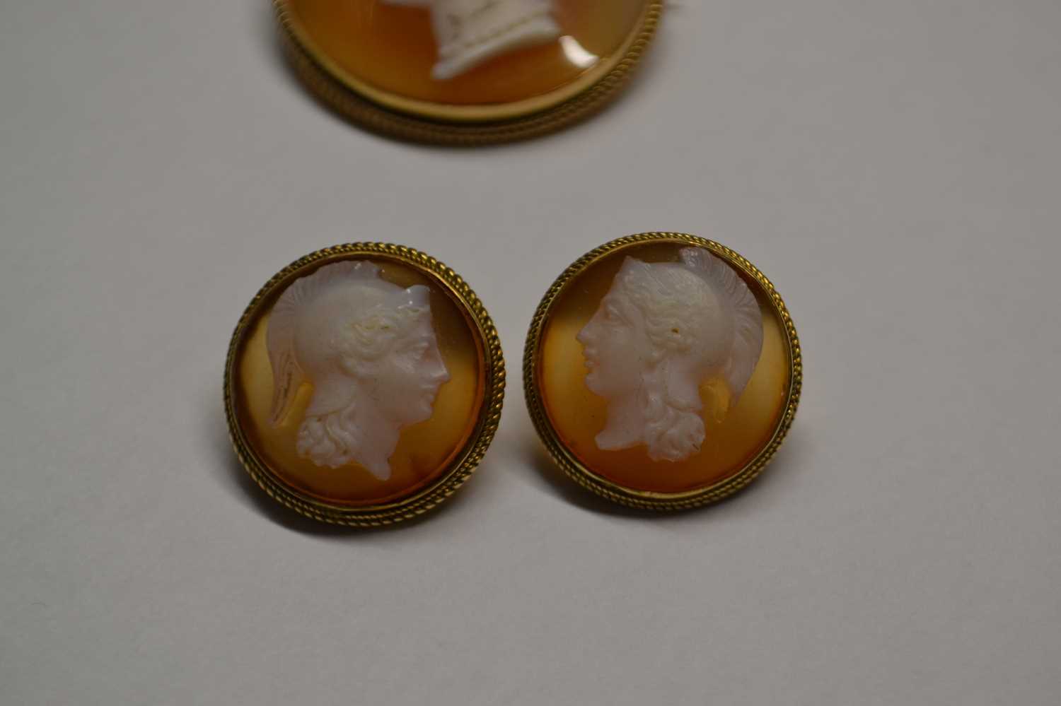 A hardstone carved cameo and earrings, the round hardstone cameo of a lady, with delicately curled - Image 9 of 10