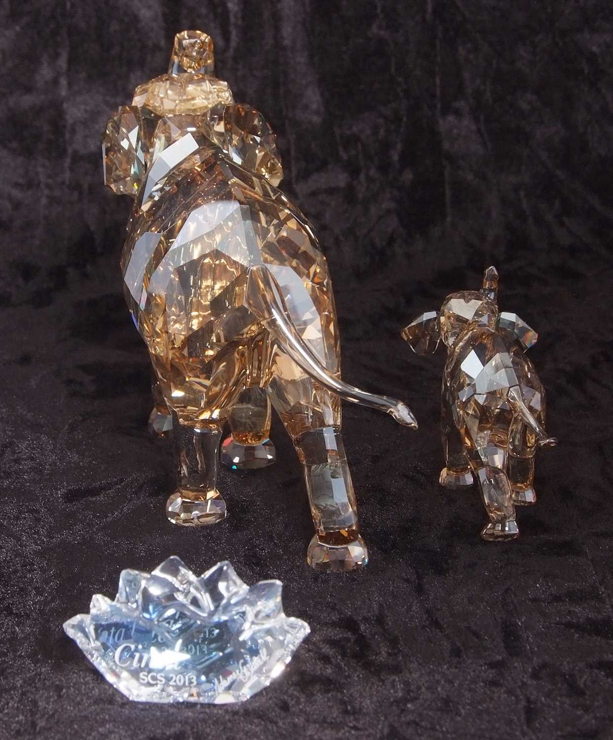 A Swarovski SCS annual edition figure of Cinta elephant together with a baby elephant, 2013, with - Image 11 of 11