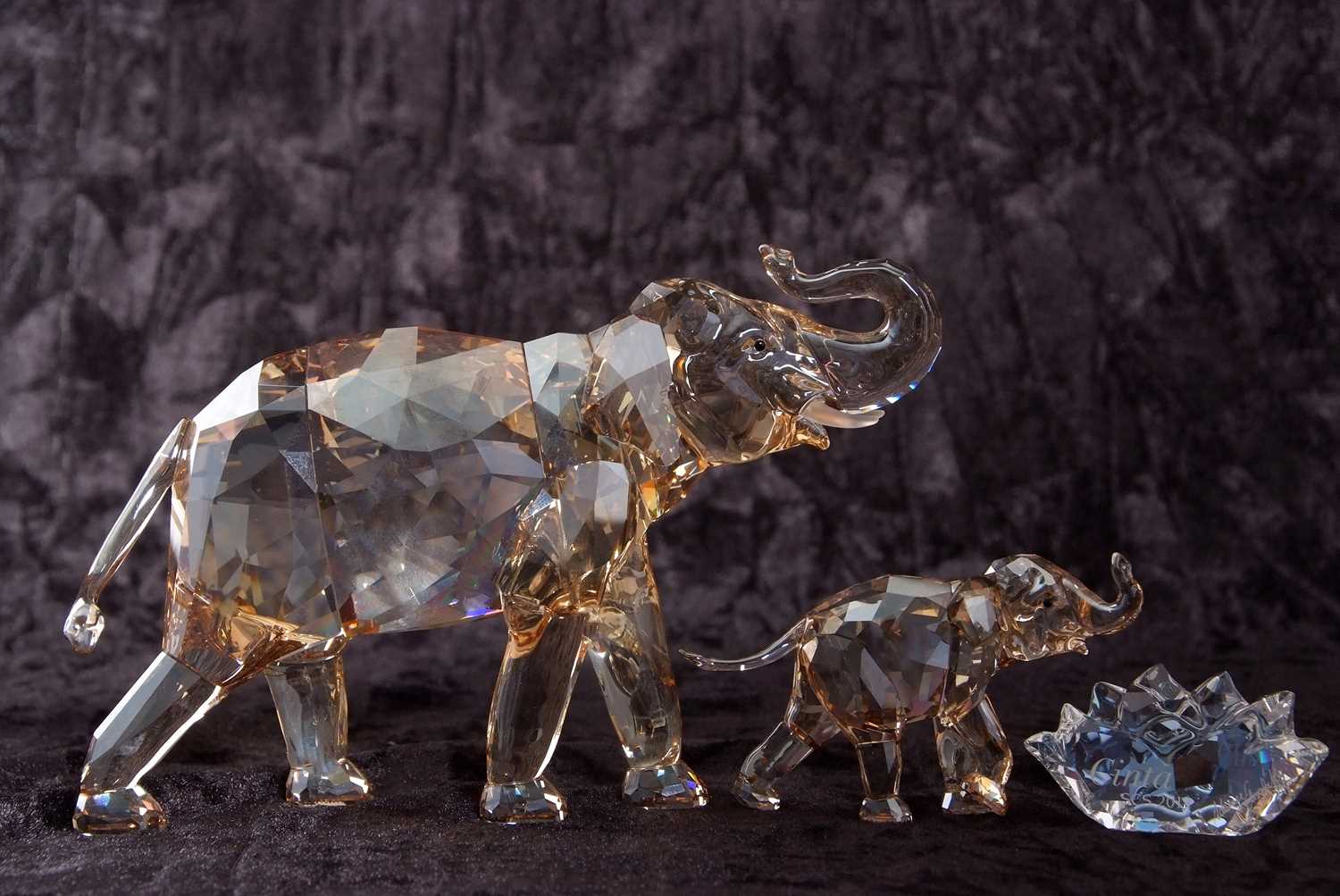 A Swarovski SCS annual edition figure of Cinta elephant together with a baby elephant, 2013, with - Image 2 of 11
