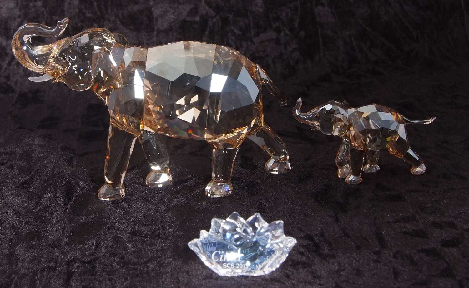 A Swarovski SCS annual edition figure of Cinta elephant together with a baby elephant, 2013, with - Image 10 of 11