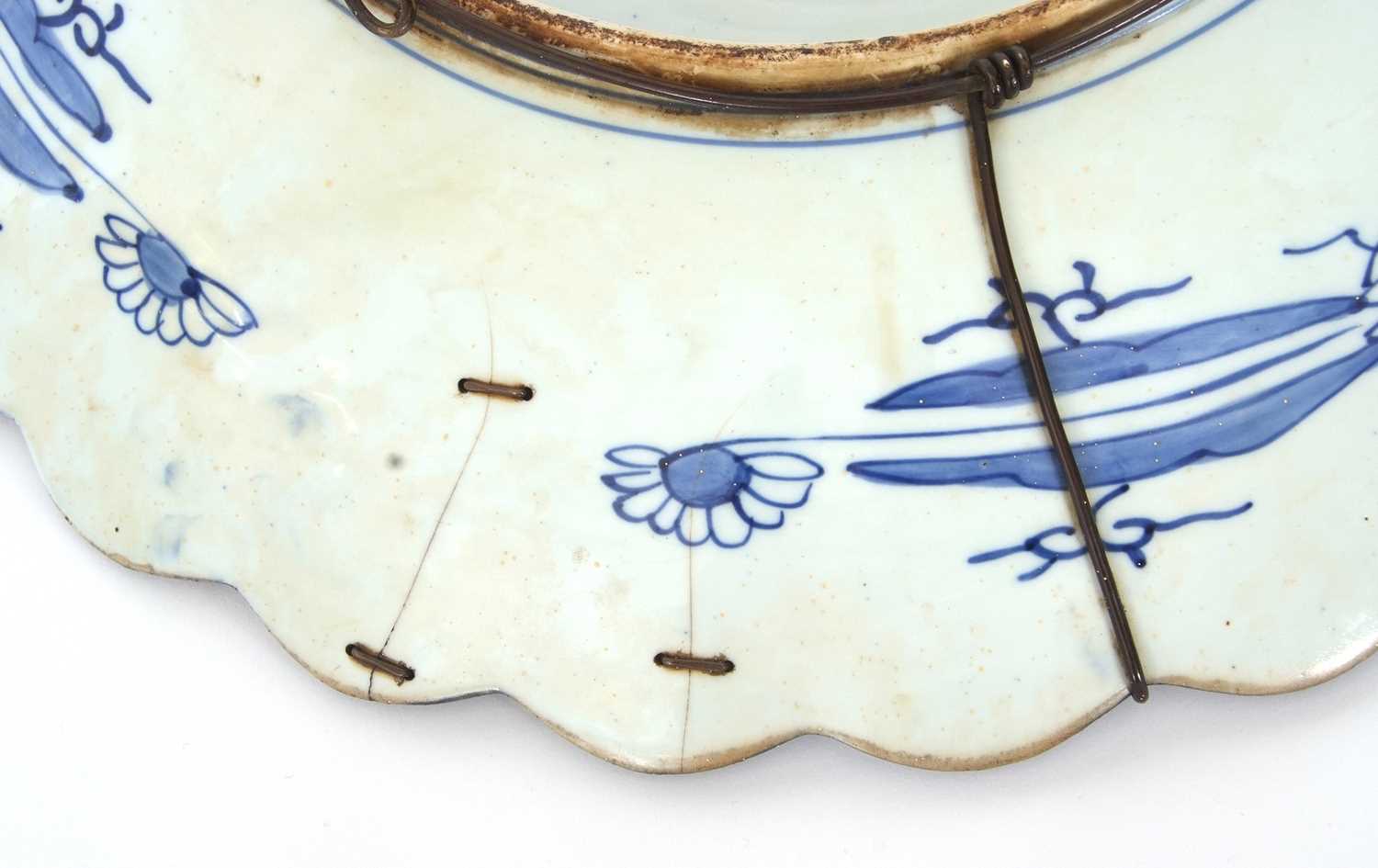 A Japanese porcelain charger decorated with scalloped edge in Imari fashion, Meiji period Wired - Image 8 of 10