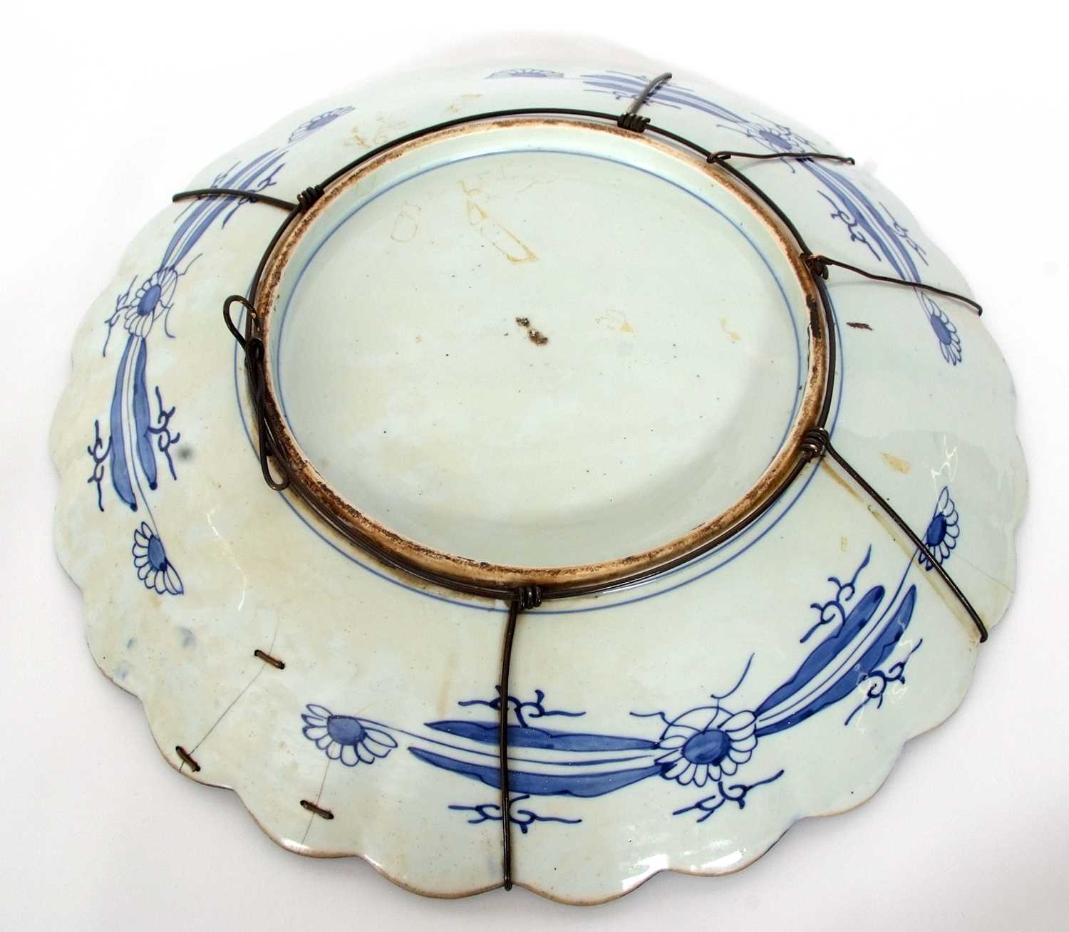 A Japanese porcelain charger decorated with scalloped edge in Imari fashion, Meiji period Wired - Image 7 of 10