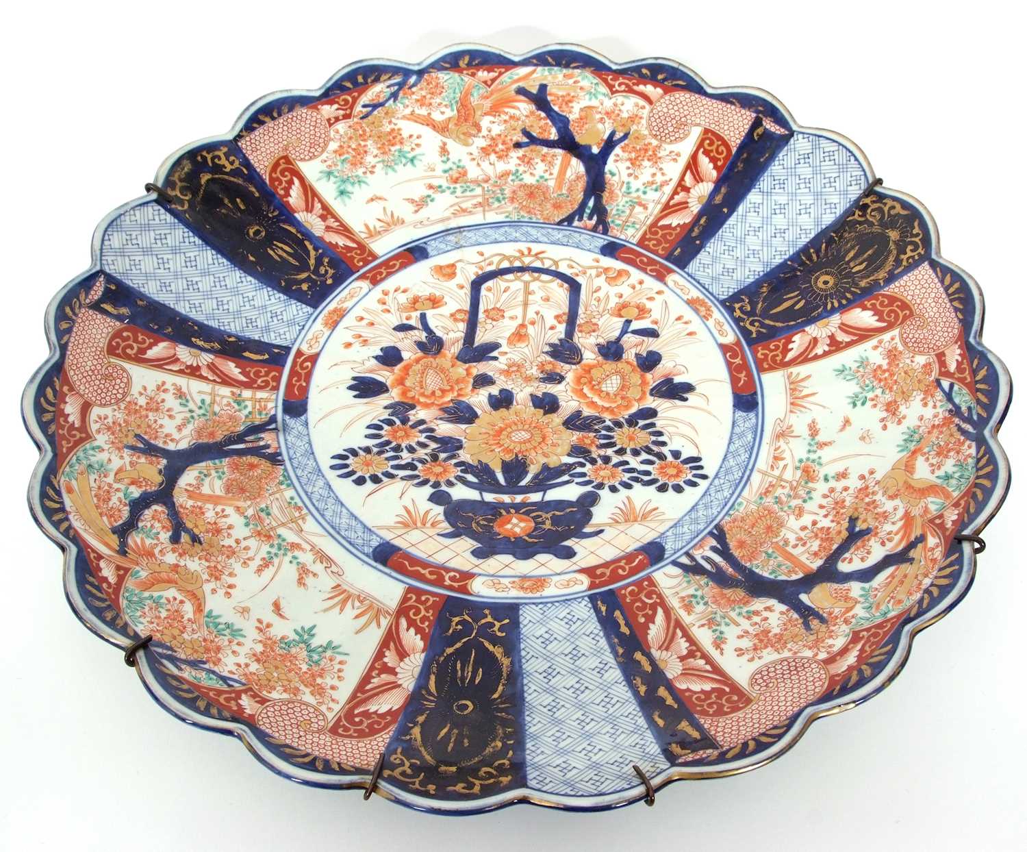 A Japanese porcelain charger decorated with scalloped edge in Imari fashion, Meiji period Wired - Image 2 of 10