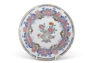 A early 18th Century Chinese porcelain plate, Kangxi/Qianlong period decorated in famille rose