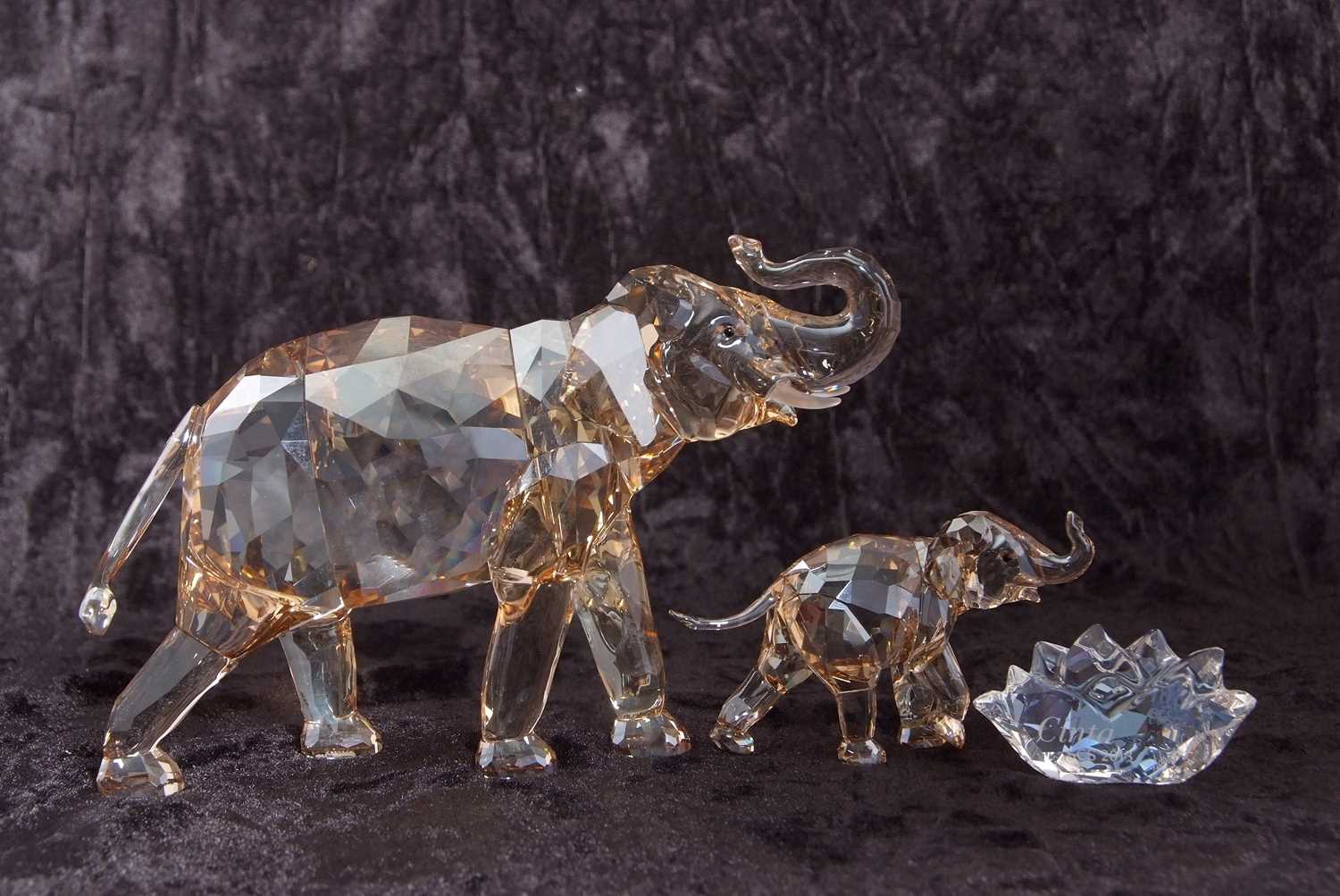 A Swarovski SCS annual edition figure of Cinta elephant together with a baby elephant, 2013, with - Image 6 of 11