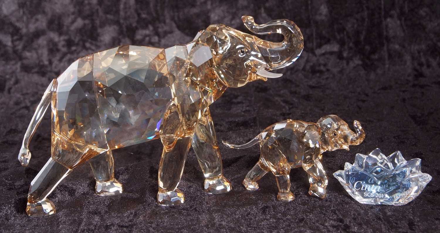 A Swarovski SCS annual edition figure of Cinta elephant together with a baby elephant, 2013, with - Image 5 of 11