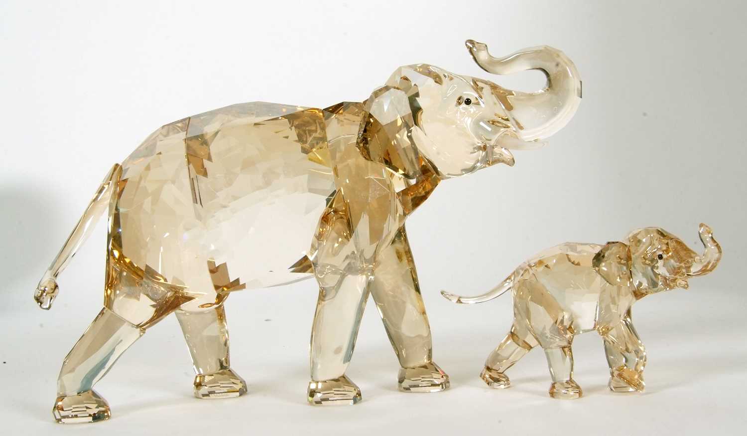 A Swarovski SCS annual edition figure of Cinta elephant together with a baby elephant, 2013, with - Image 8 of 11