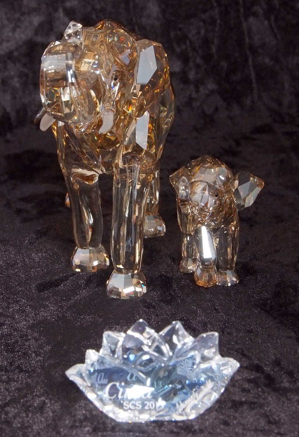 A Swarovski SCS annual edition figure of Cinta elephant together with a baby elephant, 2013, with - Image 9 of 11