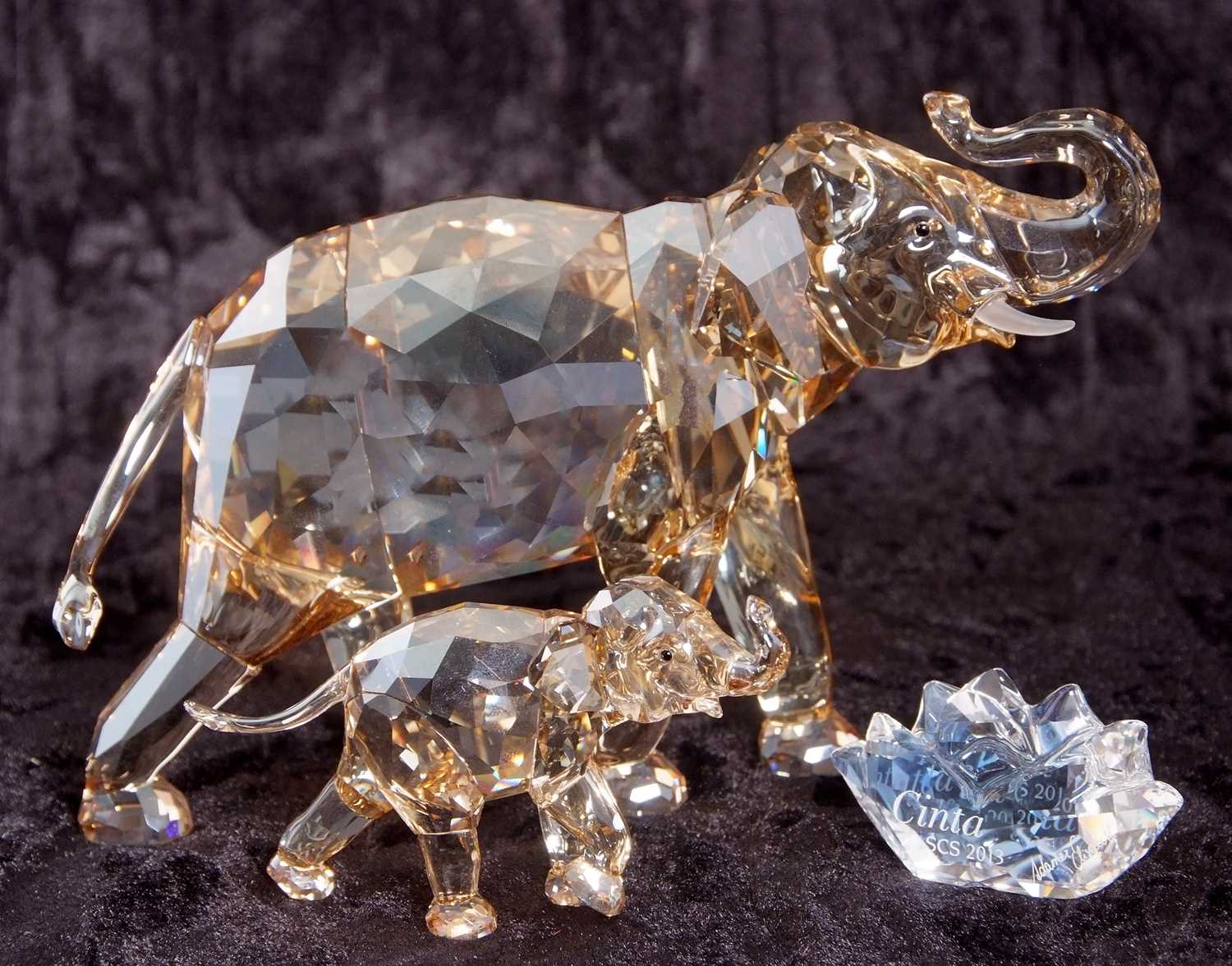 A Swarovski SCS annual edition figure of Cinta elephant together with a baby elephant, 2013, with - Image 7 of 11