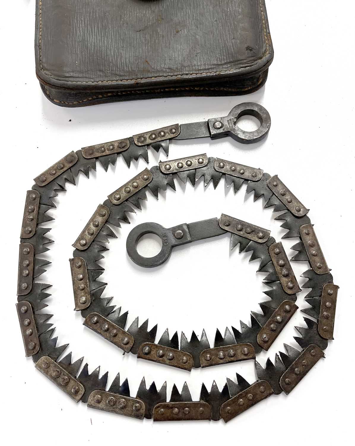 1915 dated British folding saw with wooden handles in leather pouch - Image 5 of 8