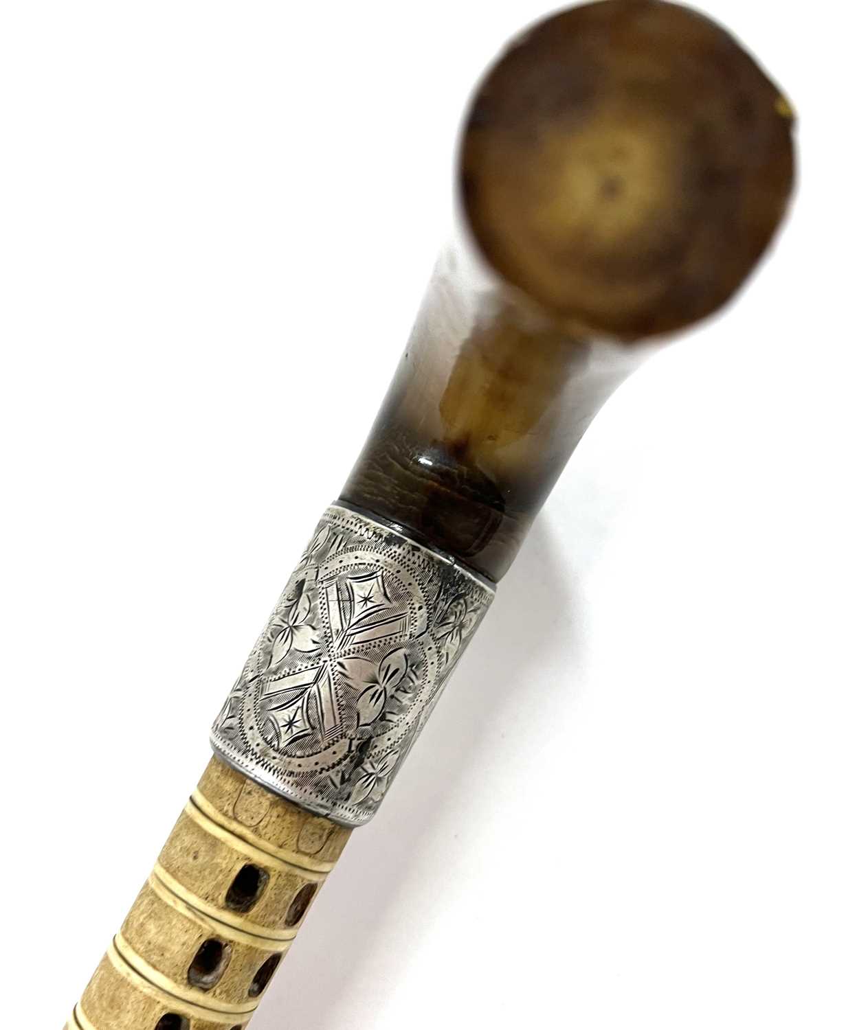 Early 20th Century shark vertebrae walking stick with horn handle and silver band, hallmarked - Image 4 of 9