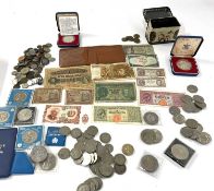 A quantity of assorted coins to include QEII Silver Jubilee and other Royal Commerative crowns, UK