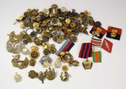 Quantity of mixed military cap badges and military buttons