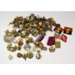 Quantity of mixed military cap badges and military buttons