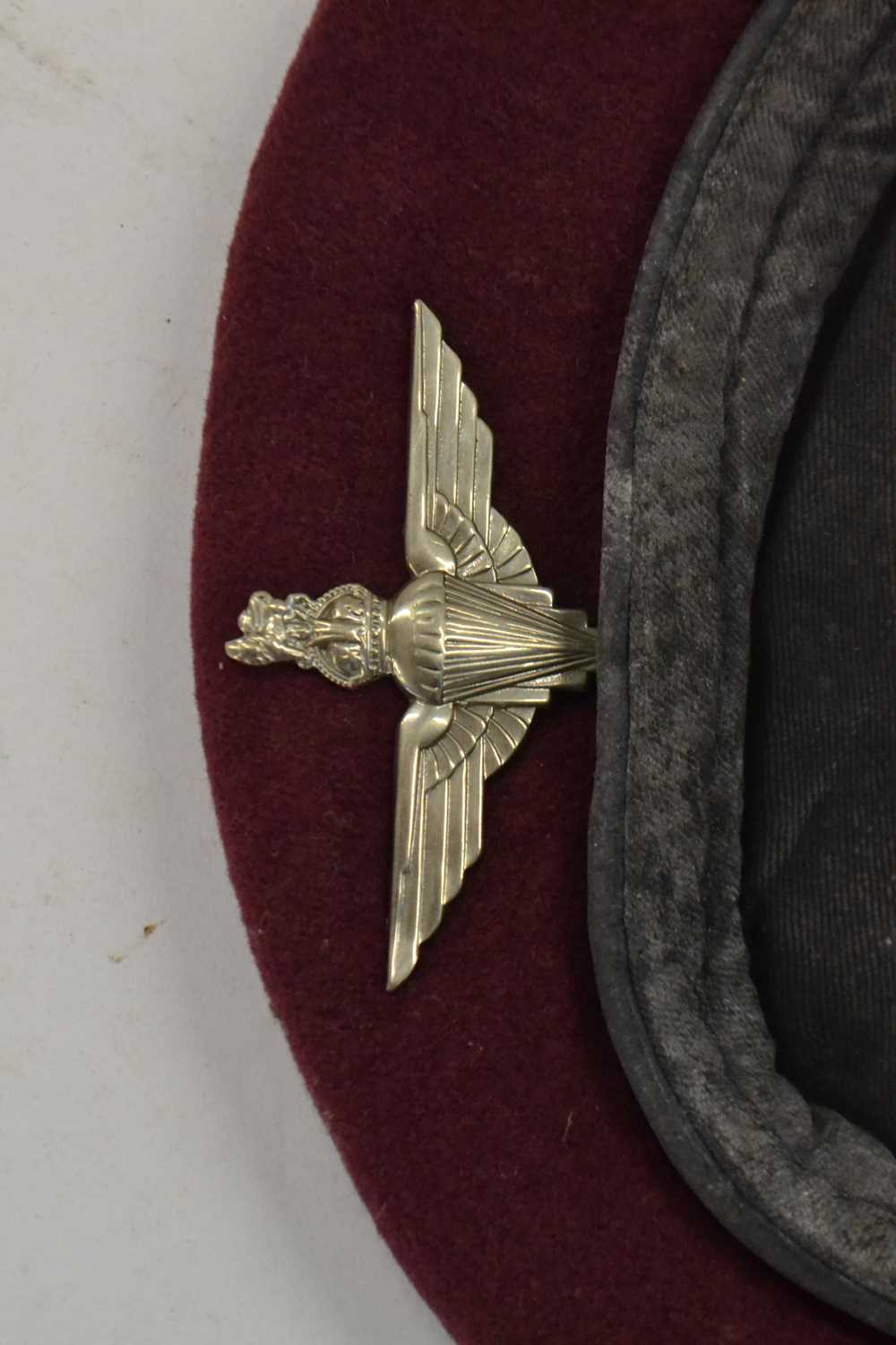 1946 dated British Parachute Regiment beret with Kings crown cap badge together with Parachute - Image 7 of 14