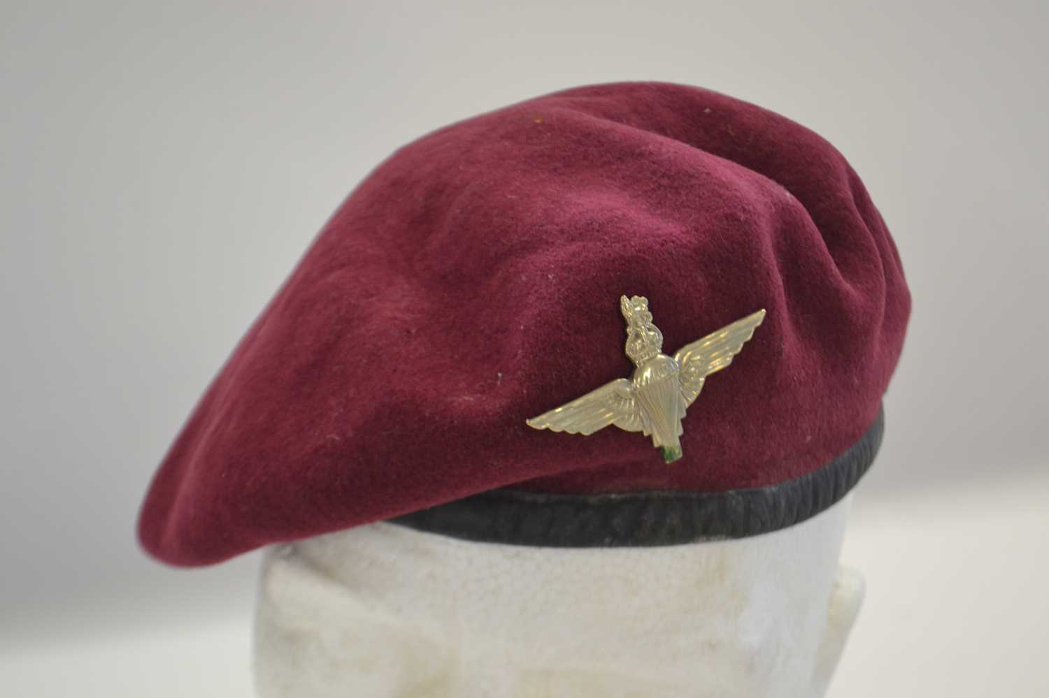 1946 dated British Parachute Regiment beret with Kings crown cap badge together with Parachute - Image 2 of 14