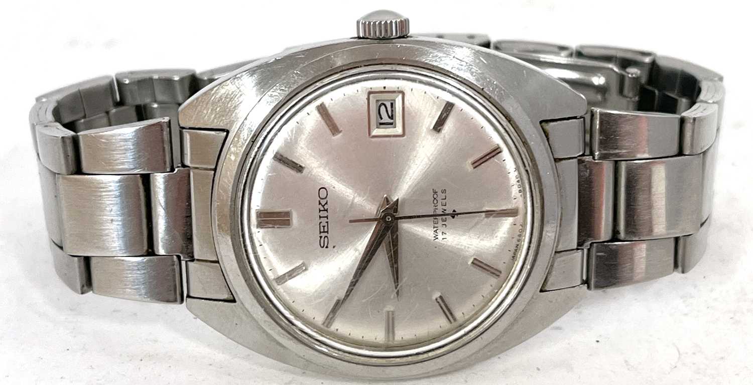 A Seiko 6602-8040 stainless steel gents watch, the watch has a manually crown wound movement with