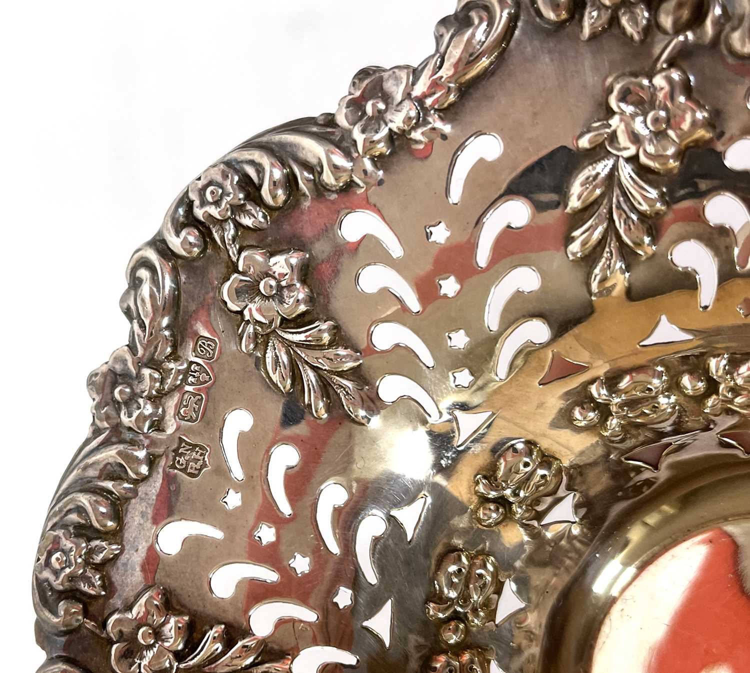 An Edwardian silver dish of shallow oval form having an embossed edge with scrolls and flowers and a - Image 3 of 4