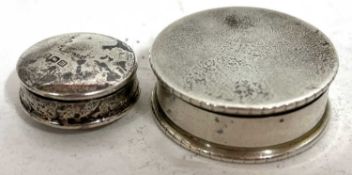 Mixed Lot: An Edwardian silver patch box, Birmingham 1911, 20mm diameter (a/f) together with a