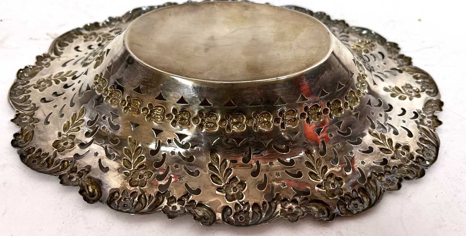 An Edwardian silver dish of shallow oval form having an embossed edge with scrolls and flowers and a - Image 4 of 4