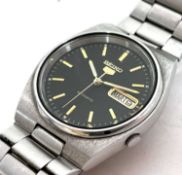 A Seiko 5 automatic gents wristwatch, the reference number is 70093130, the watch has a stainless