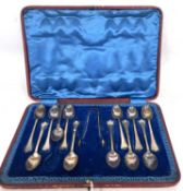 Cased Edward VII silver spoon and tong set, trefid and rat tail pattern including twelve spoons