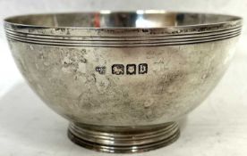 George V silver bowl of circular plain form with reeded border and applied with a reeded collet