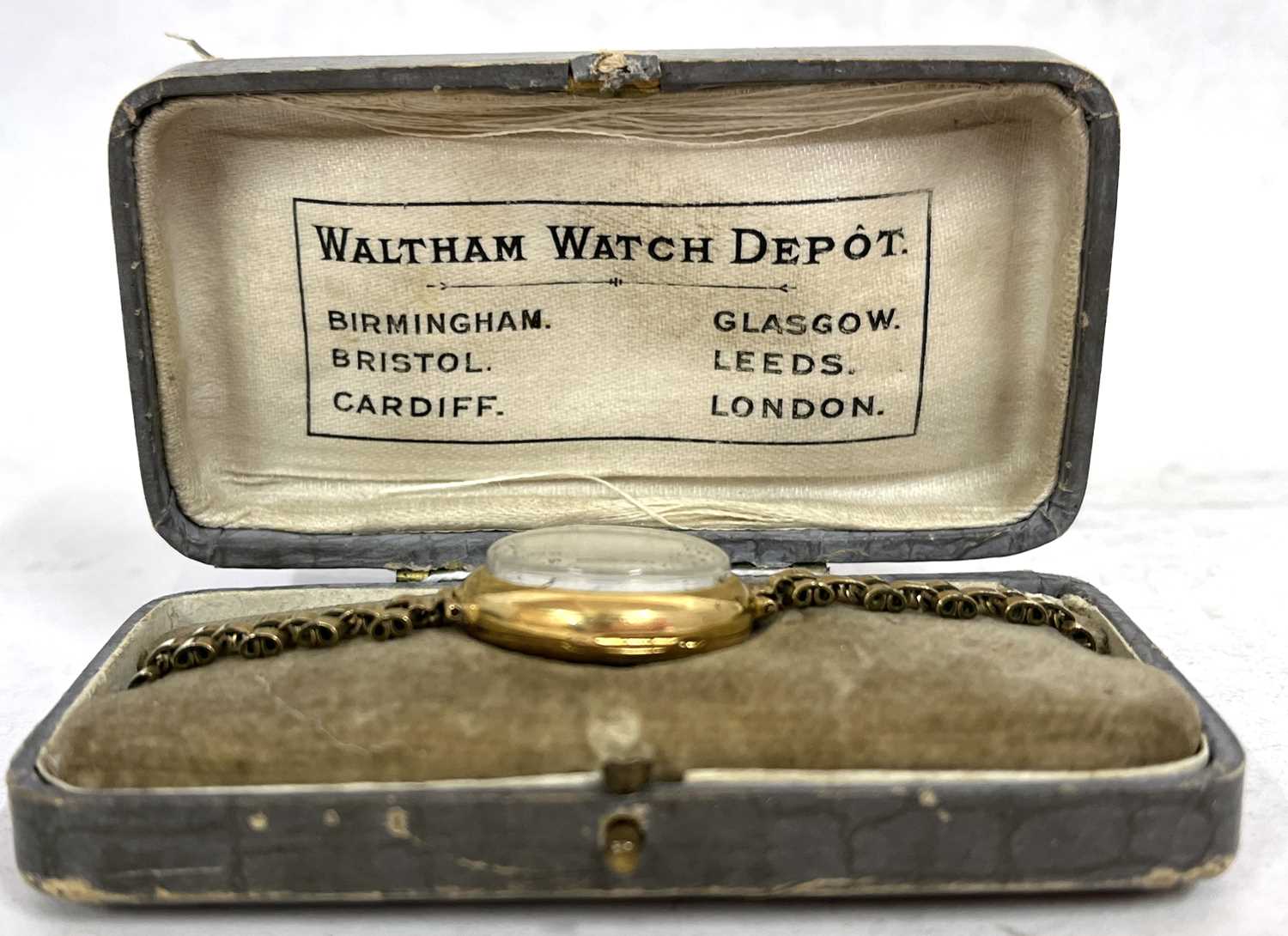 A Waltham ladies 18ct gold wristwatch, hallmark for 18ct gold can be found inside the case back, the - Image 4 of 4