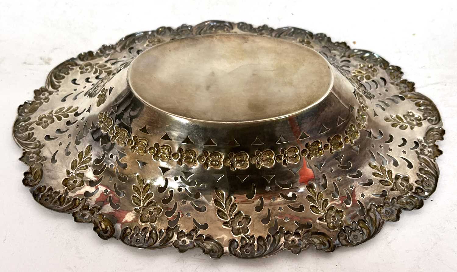 An Edwardian silver dish of shallow oval form having an embossed edge with scrolls and flowers and a - Image 2 of 4