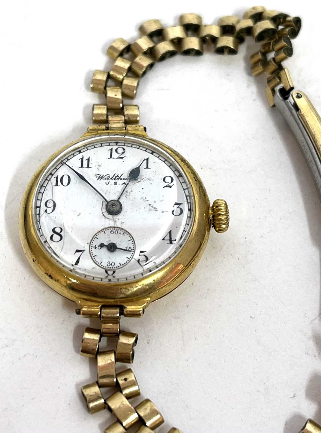 A Waltham ladies 18ct gold wristwatch, hallmark for 18ct gold can be found inside the case back, the - Image 2 of 4