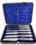Cased set of six silver handled dessert knives, Albany pattern handles, London 1900, Goldsmith &